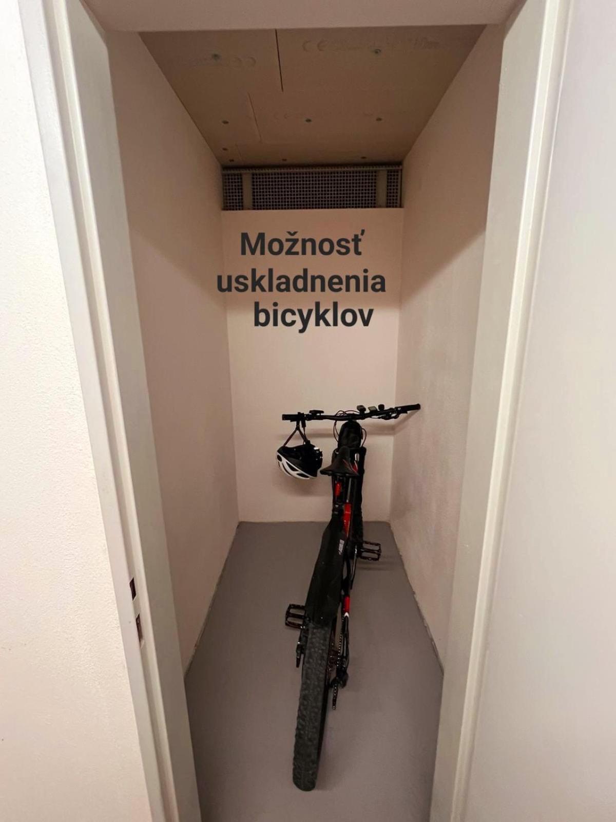 Apartman Zlatovska 22B Trenčín エクステリア 写真