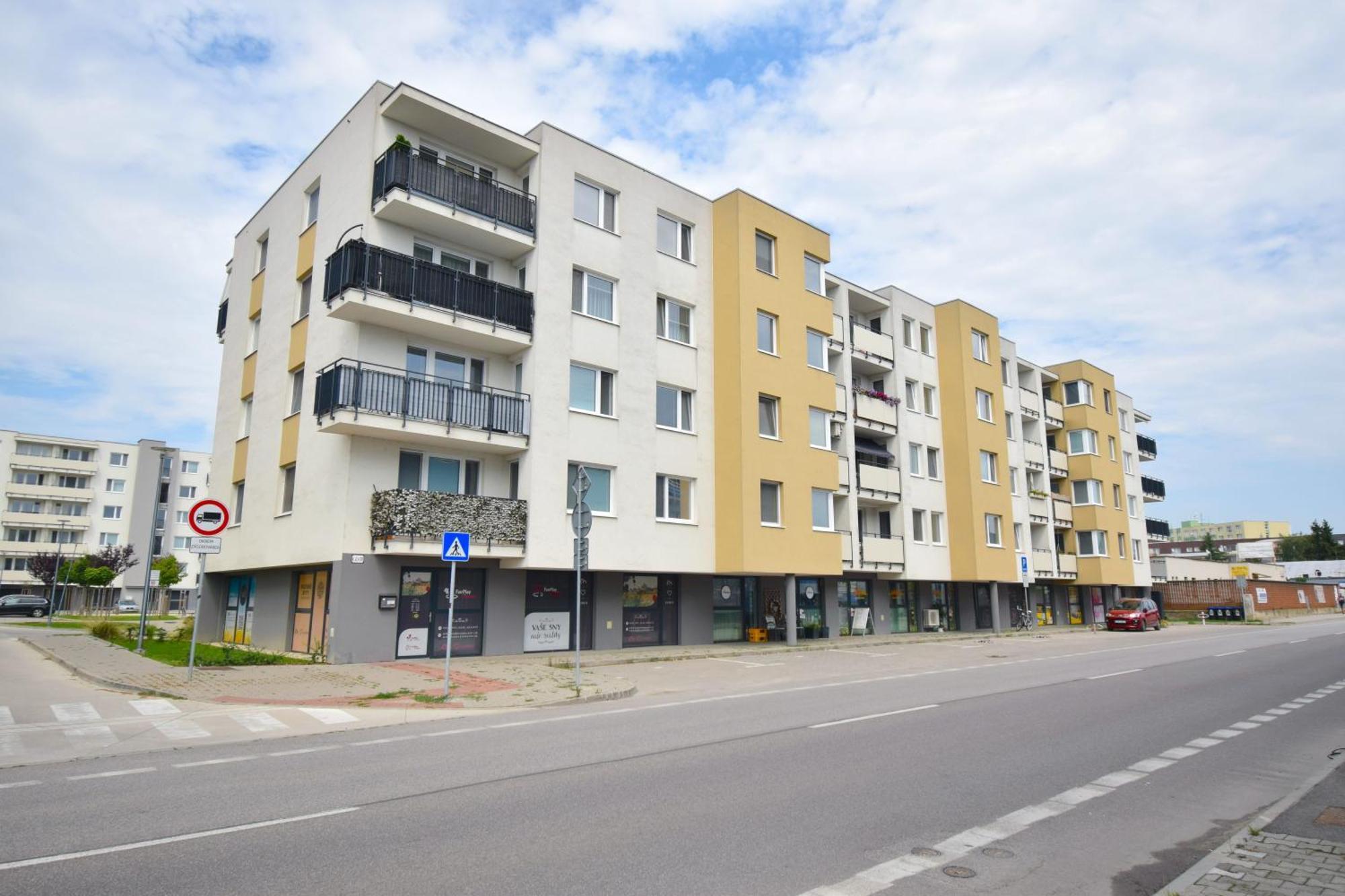 Apartman Zlatovska 22B Trenčín エクステリア 写真